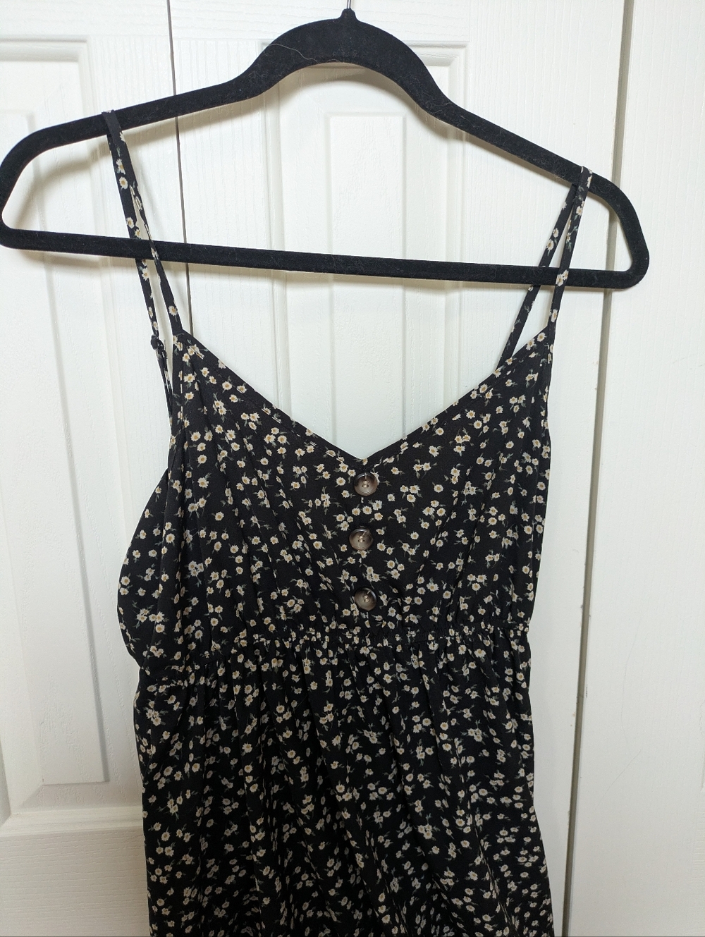 🦋5/25$ SHEIN Black Floral Button-Front Spaghetti Strap Top